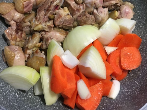 放入紅蘿蔔和洋蔥翻炒均勻⋯