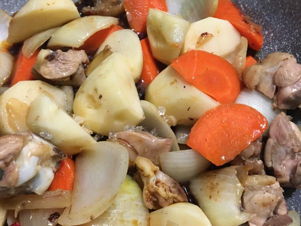 放入馬鈴薯塊，加3大匙醬油，一米杯水拌勻蓋上鍋蓋悶煮⋯