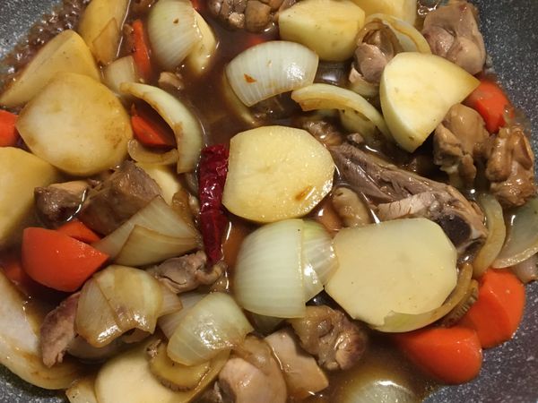 悶煮時需不時的翻動一下續悶⋯