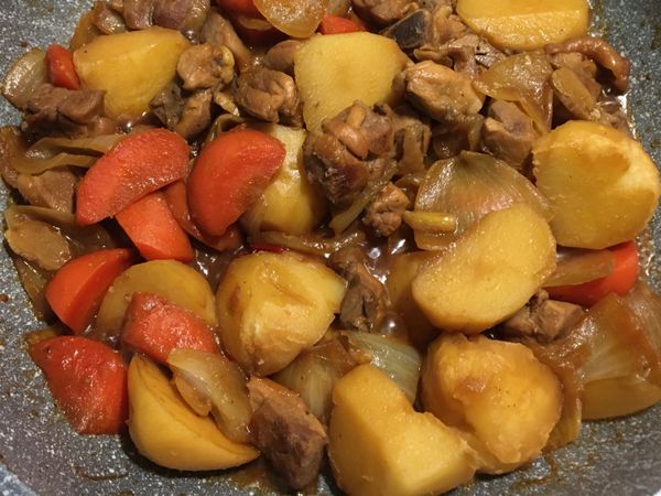 悶煮直到馬鈴薯變軟湯汁稍微收乾⋯