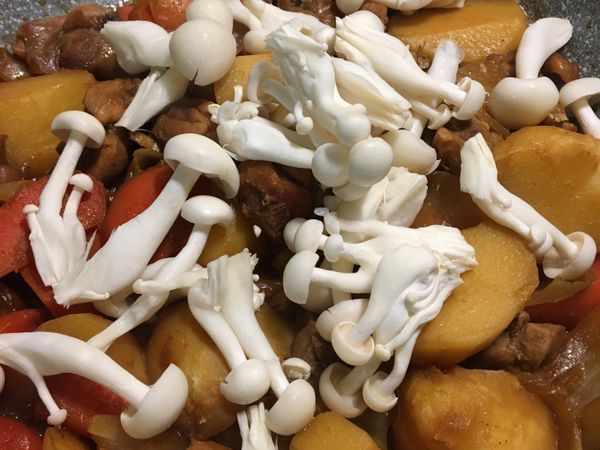 加入鴻禧菇翻炒均勻即可😋