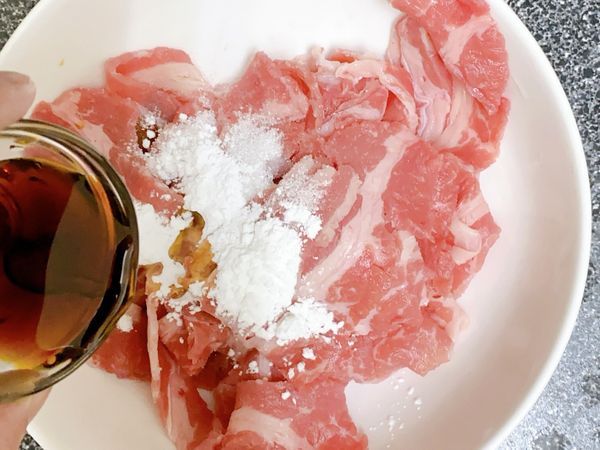 牛肉醃製-
醬油.太白粉.糖.米酒下去醃製