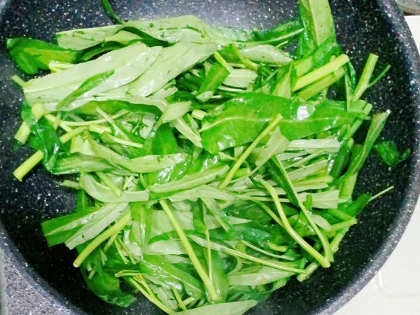 再倒入葉子部分下去炒，炒至軟化