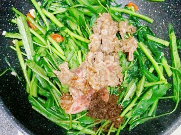 放入牛肉片、沙茶醬、醬油再開大火炒一下裝盤～ 完成✅