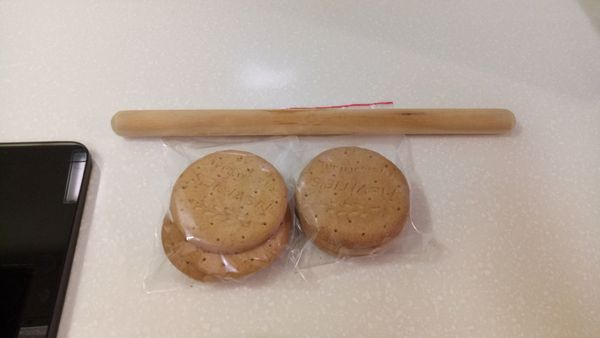 消化餅乾仔細敲碎。