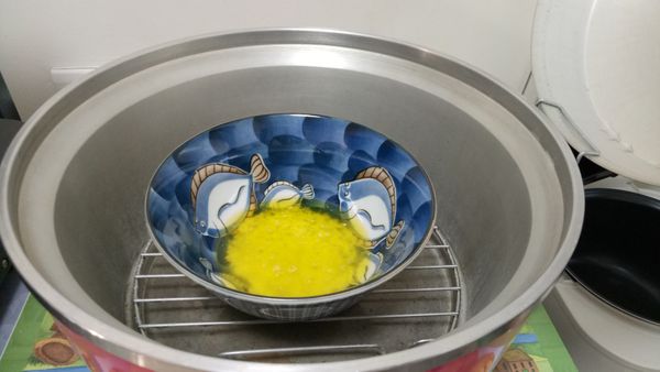 電鍋內放一點水，無鹽奶油蒸3分鐘融化。