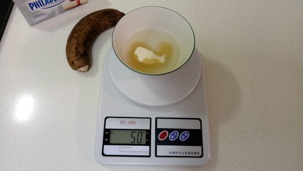 將10g吉利丁粉倒入40cc的冷開水中，先不攪拌，讓吉利丁粉吸飽水。