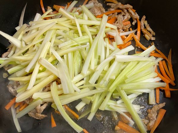 接著放入芹菜（用西洋芹亦可）炒熟。