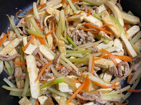 確認食材均熟透，放入煎好的豆乾拌勻，依個人口味添加鹽、白胡椒粉、辣椒調味即可。