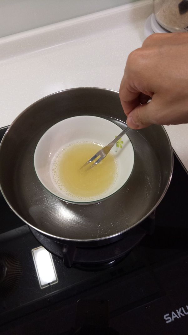 再隔水加熱，攪拌融化，放一旁備用。
