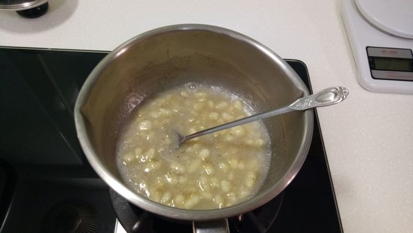 將切碎的香蕉+細砂糖+20cc水，開小火邊攪拌。