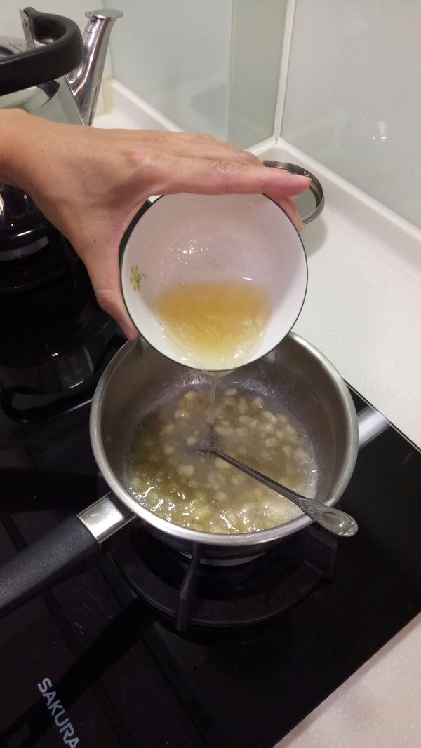 等鍋邊冒出許多小泡泡，這時加入融化好的吉利丁粉，關火攪拌均勻，放涼。