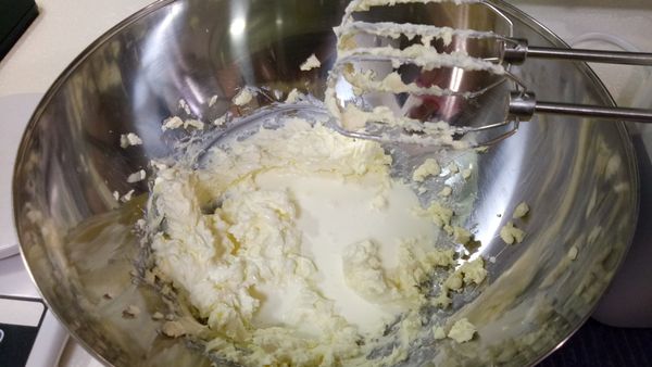 倒入100cc鮮奶油。