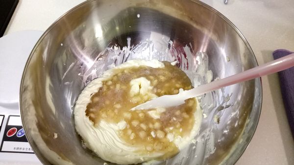 再倒入香蕉醬。