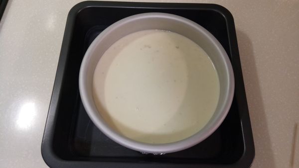 從冷凍庫取出來餅乾模倒進去，敲幾下排氣。