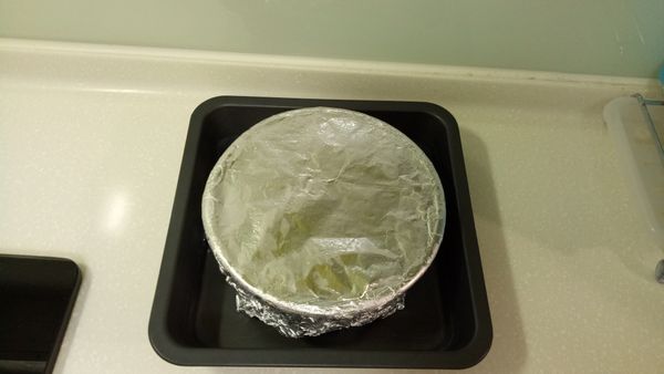直接在蛋糕模上蓋上鋁箔紙，放進冰箱冷藏一晚。