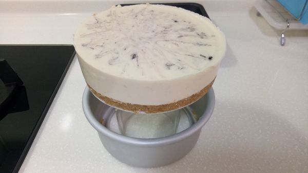 隔天用熱毛巾敷一下外圍，或用手溫在外圍摸一圈，直接脫模。