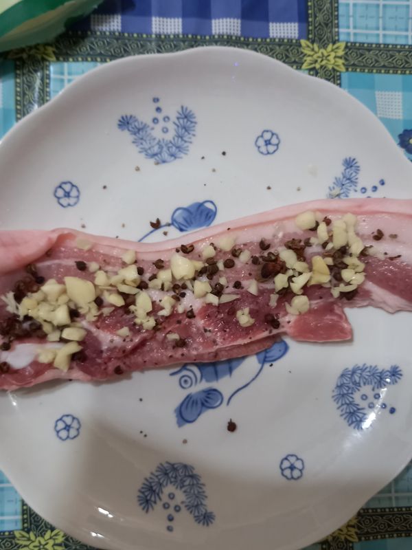 陸續將八角及蒜末撒在肉上並且按摩一下