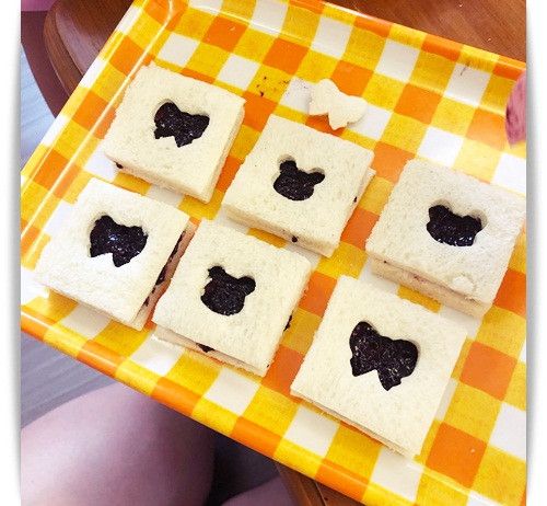 剩下的6片吐司則抹上果醬後放上剛剛壓出形狀的吐司。