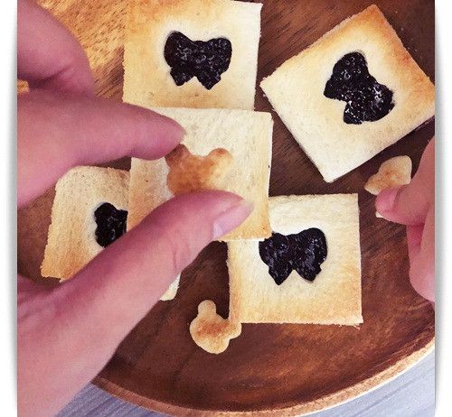 正在玩配對遊戲的母女倆，下次壓成字母或是數字讓小妞玩(笑)