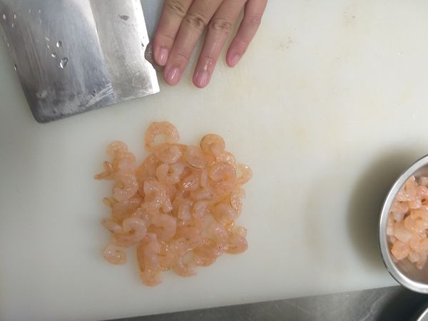 蝦仁開背，開背完加胡椒粉抓醃