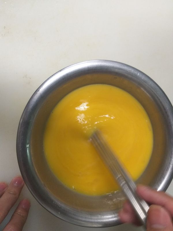 蛋過濾後加鹽攪拌