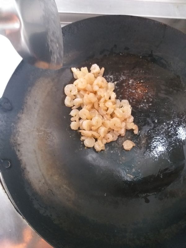 下油少許，加入蝦仁炒熟起鍋