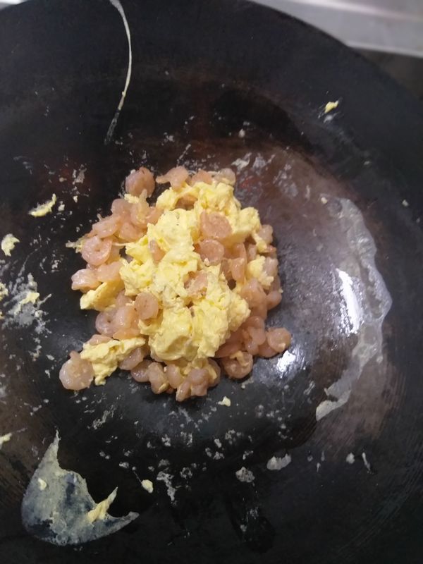 同一油鍋，加入更多油燒熱後，加入蛋炒散，炒散完加入蝦仁，炒至8分熟後起鍋