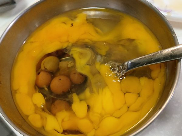 蛋打進碗裡，加入破布子與醬汁打勻