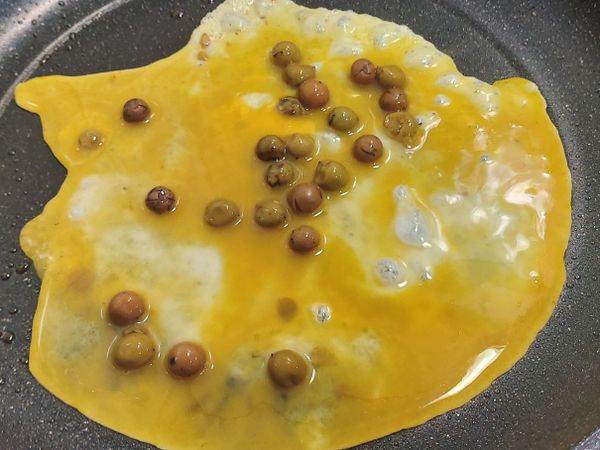 倒入蛋液，（別急著翻面）先煎定型