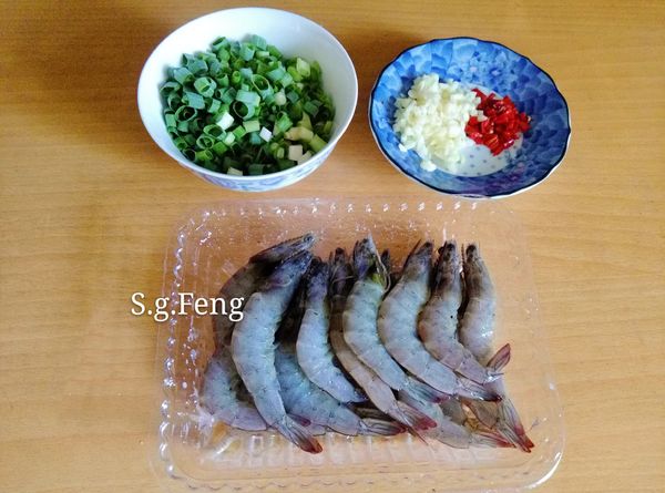 2.青蔥切蔥花；蒜頭與辣椒(怕辣可去籽)切末；白刺蝦修剪蝦頭、蝦鬚、蝦腳、去腸泥。