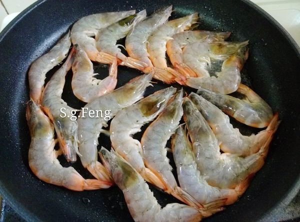 3.起鍋，加入1大匙食用油，開小火，油熱後放入白刺蝦。