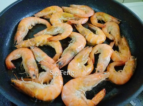 4.將雙面煎至變為紅色蝦身捲曲後先起鍋。