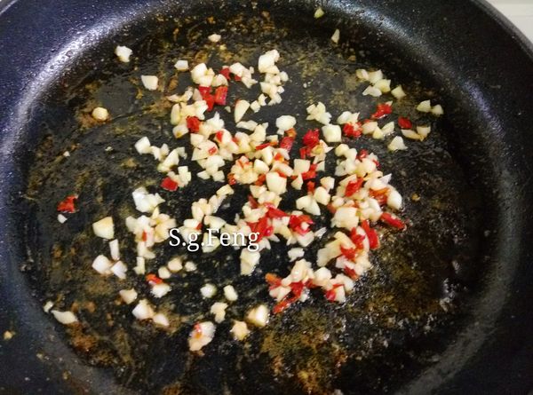 5.再加入蒜末與辣椒末炒香。