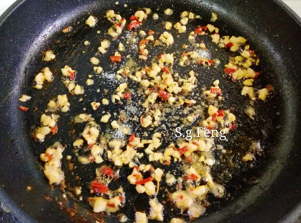 6.再加入黑胡椒粒,鹽,拌均勻。