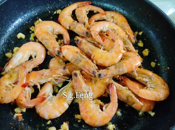 7.續加入煎好(步驟4.)的白刺蝦，拌勻。