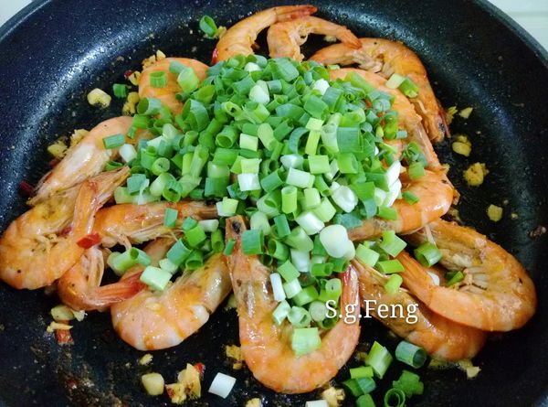 8.再放入蔥花。