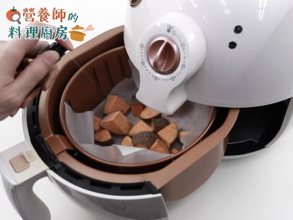 把切好的地瓜放入氣炸鍋，噴上少許油後氣炸10分鐘備用