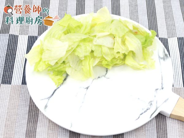 盤子依序放上綜合生菜、蘋果、秋葵、氣炸過的紅地瓜