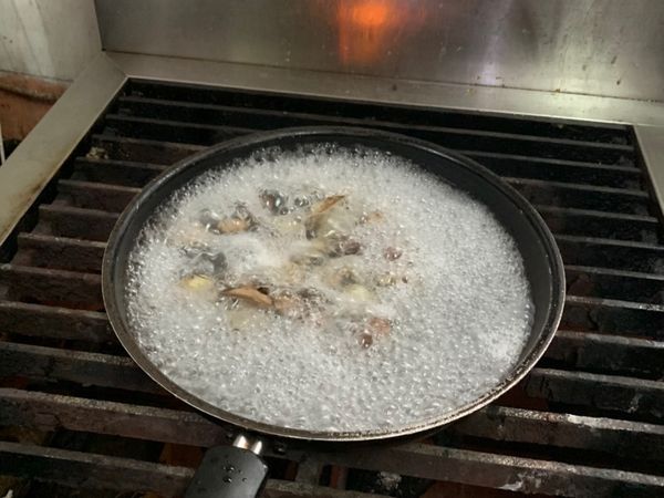 先將水煮沸加入蛤蠣煮至打開後將蛤蠣濾起來放至另外一個器皿，蛤蠣高湯留起來，這個步驟是製作蛤蠣高湯。