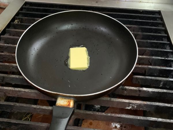 起鍋冷鍋下奶油小火融化。