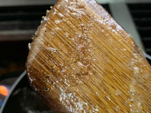 加入黑胡椒粗粒炒香。