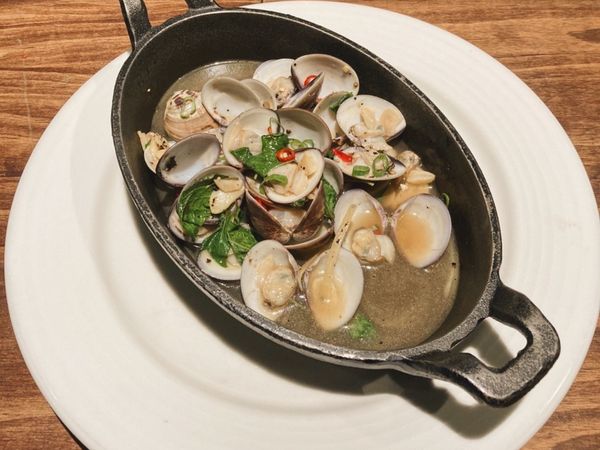 盛盤後撒上蔥花與辣椒圈。