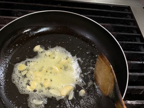 加入蒜片炒香。