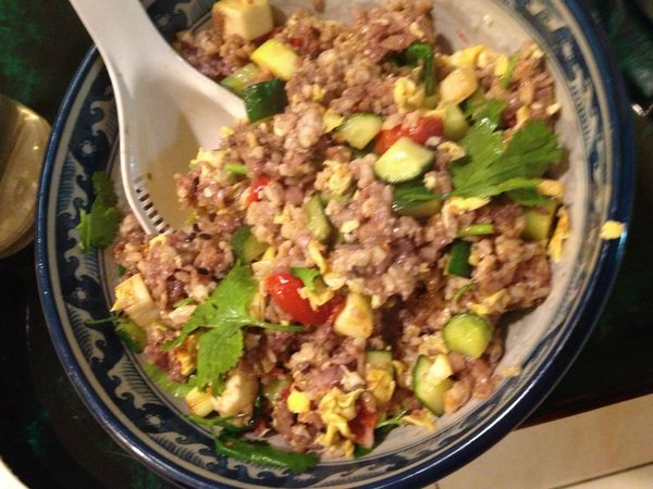 炒飯時間~ 先用蒜和辣辣椒爆香 加入小黃瓜筊白筍丁拌炒 最後加入番茄丁及剩飯 起鍋前加入胡椒和鹽巴調味 盛入容器後加入香菜