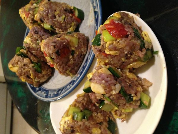 拿出壓模押出三角飯糰 大功告成