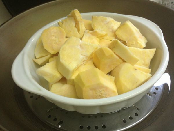 先將地瓜切塊蒸熟。