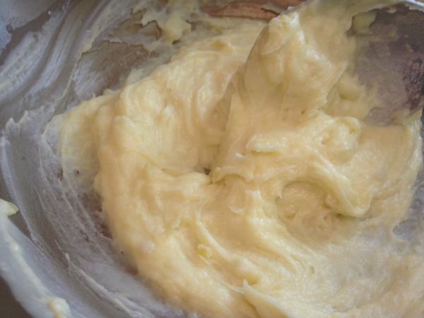 取150g的地瓜泥和鮮奶、鮮奶油、(細砂)邊小火加熱邊混合均勻後，再倒入玉米粉邊加熱邊拌至滑順。