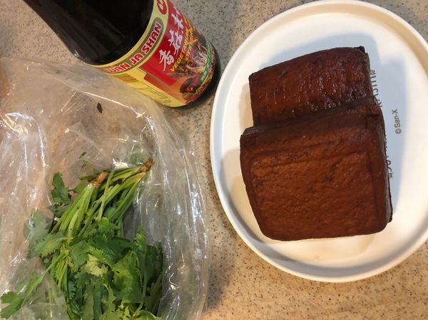 大豆干洗淨
切片備用
香菜少許