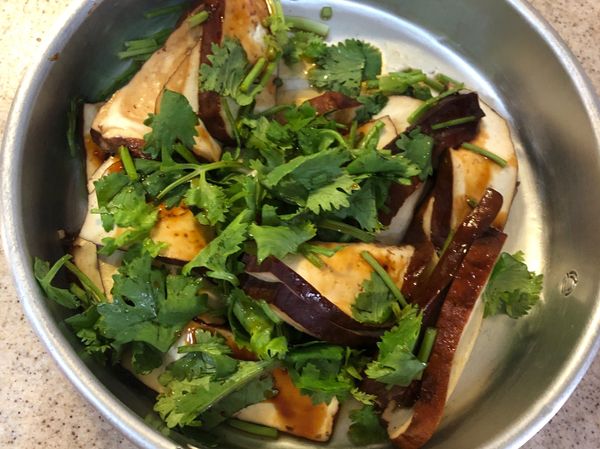 放入電鍋
半杯水
跳起即可
加入適量的素蠔油放入香菜
香油拌勻即可起鍋